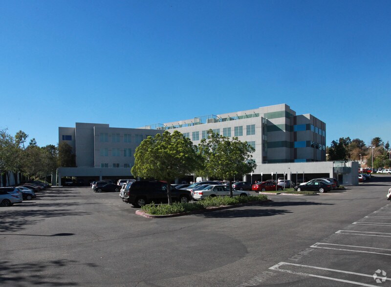 11600 Indian Hills Rd, Mission Hills, CA à louer - Photo du bâtiment - Image 2 de 2