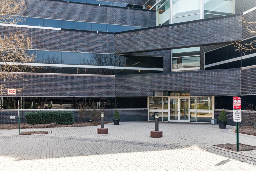 331 Newman Springs Rd, Red Bank, NJ à louer - Photo du bâtiment - Image 1 de 21