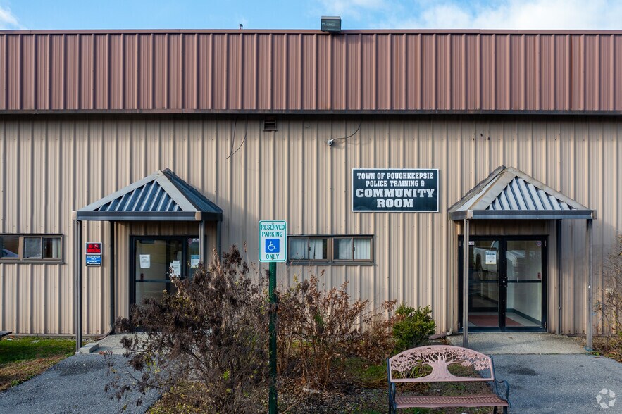 17-23 Tucker Dr, Poughkeepsie, NY à vendre - Photo du bâtiment - Image 3 de 4