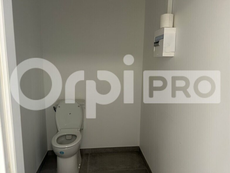 Office in Civrieux for lease - Interior Photo - Image 3 of 3