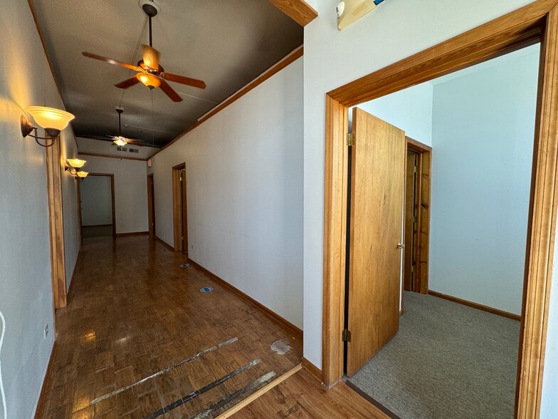 28W583 Stafford Pl, Warrenville, IL for lease - Building Photo - Image 3 of 8