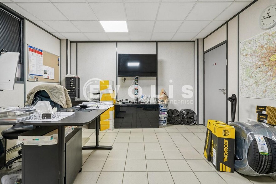 Office in Creteil for lease - Interior Photo - Image 1 of 7