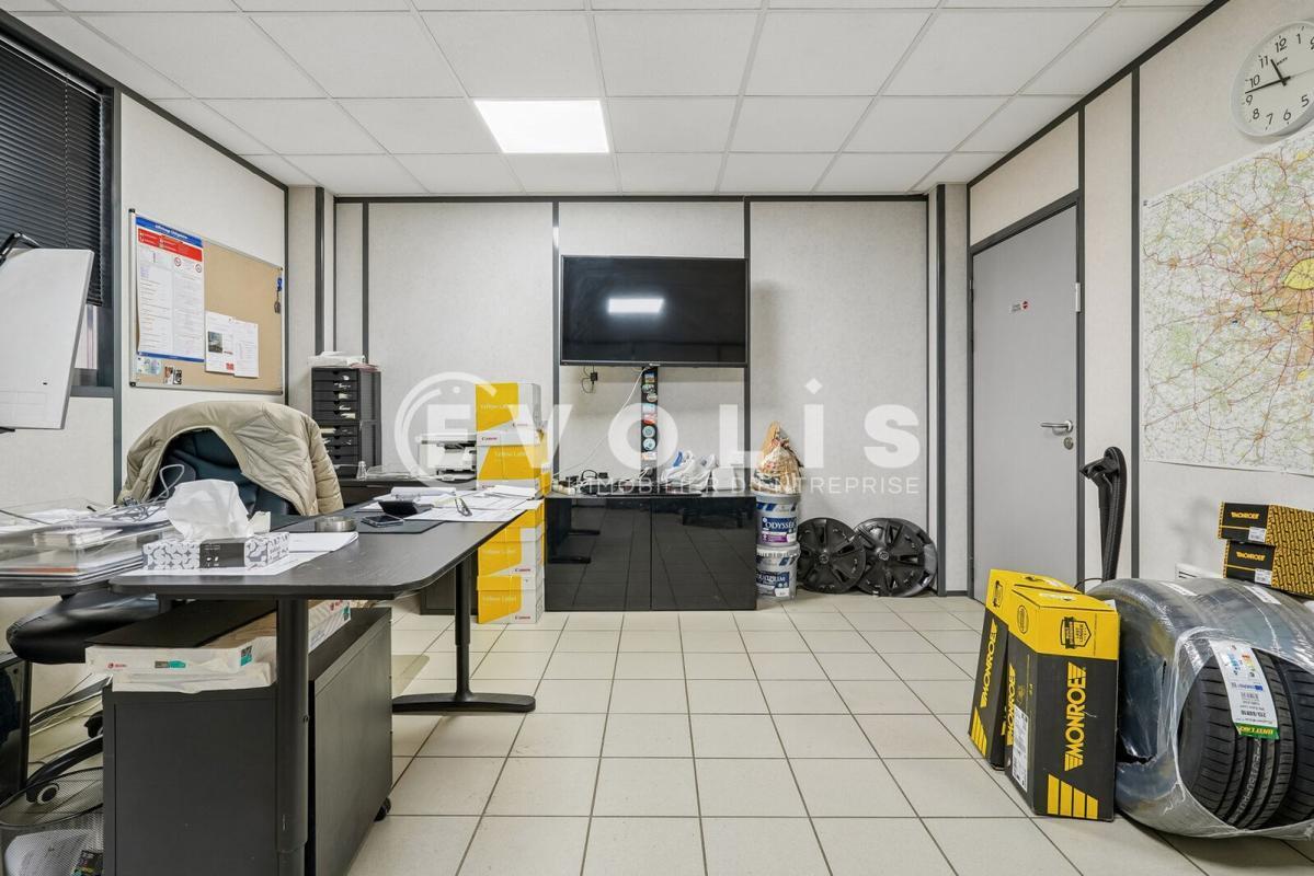 Office in Creteil for lease Interior Photo- Image 1 of 8