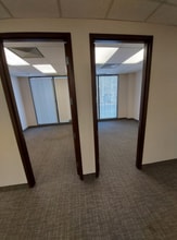 5945-5955 Airport Rd, Mississauga, ON à louer Photo intérieure- Image 1 de 5