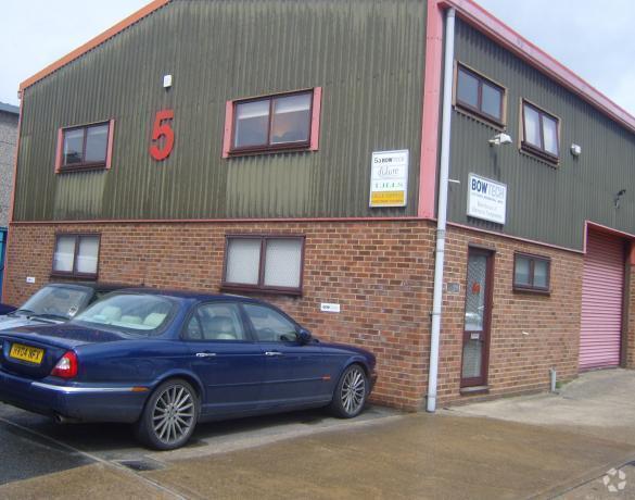 Manor Way, Woking à louer - Photo du bâtiment - Image 2 de 6