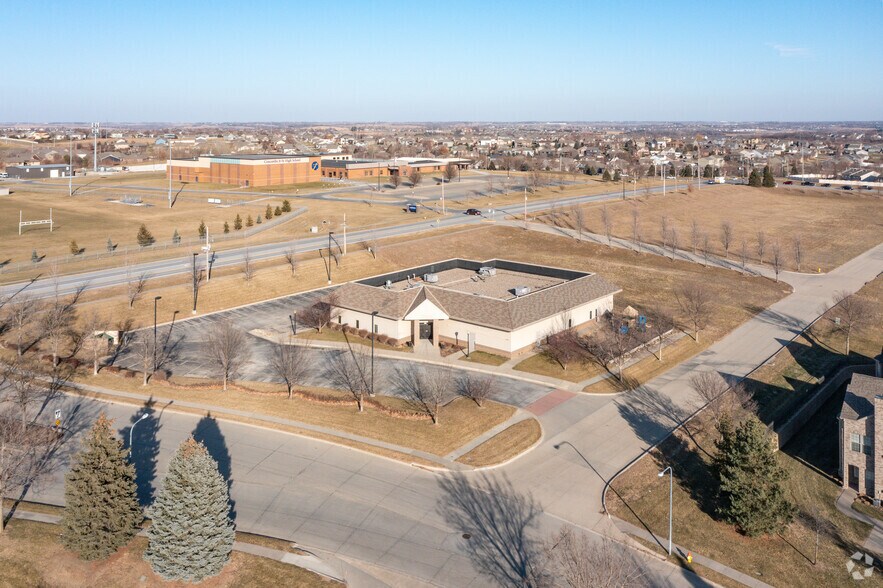 5225 N 158th Ave, Omaha, NE à louer - Photo du bâtiment - Image 2 de 11
