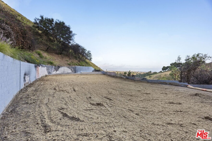 16613 Pequeno Pl, Pacific Palisades, CA for sale - Building Photo - Image 2 of 8