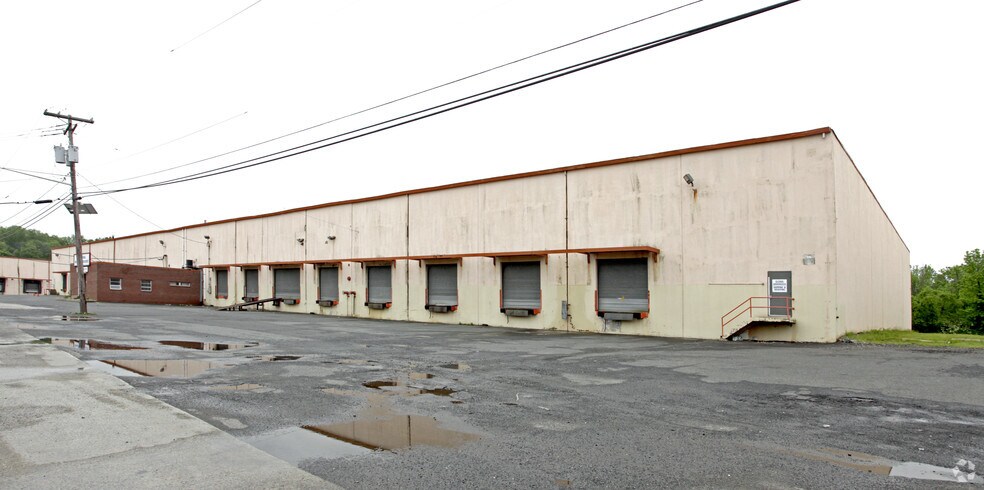 5 Terminal Way, Avenel, NJ à louer - Photo du bâtiment - Image 3 de 5