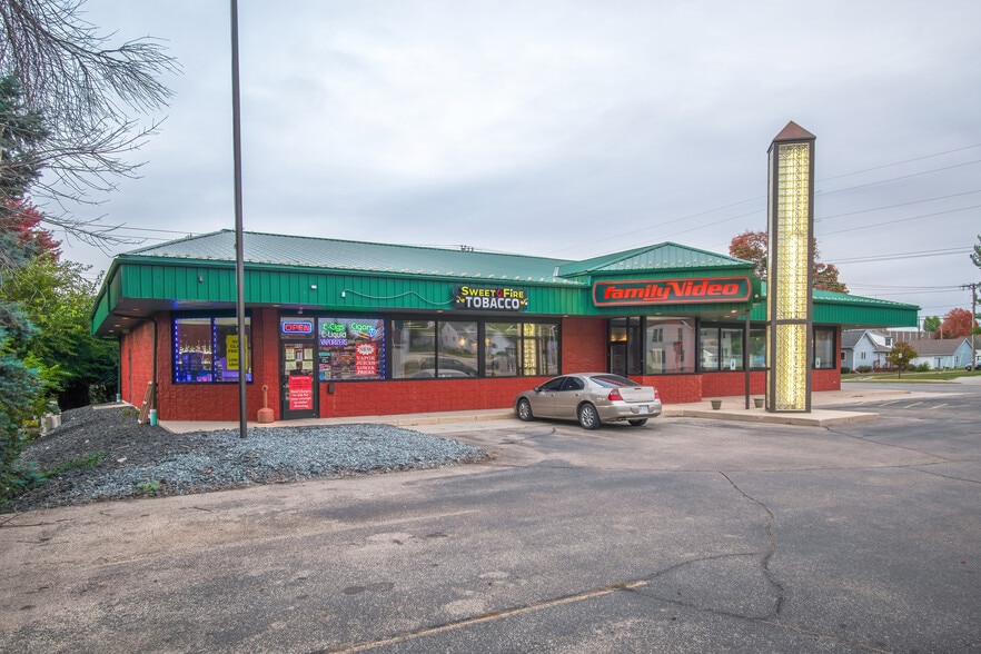 606 W Main St, Waupun, WI à louer - Photo du bâtiment - Image 2 de 9