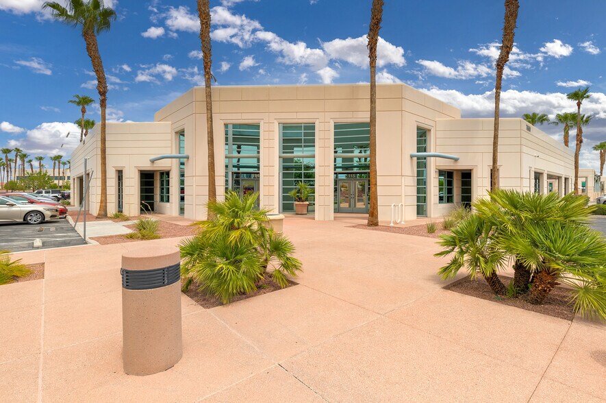 7660 W Cheyenne Ave, Las Vegas, NV à louer - Photo du bâtiment - Image 1 de 8