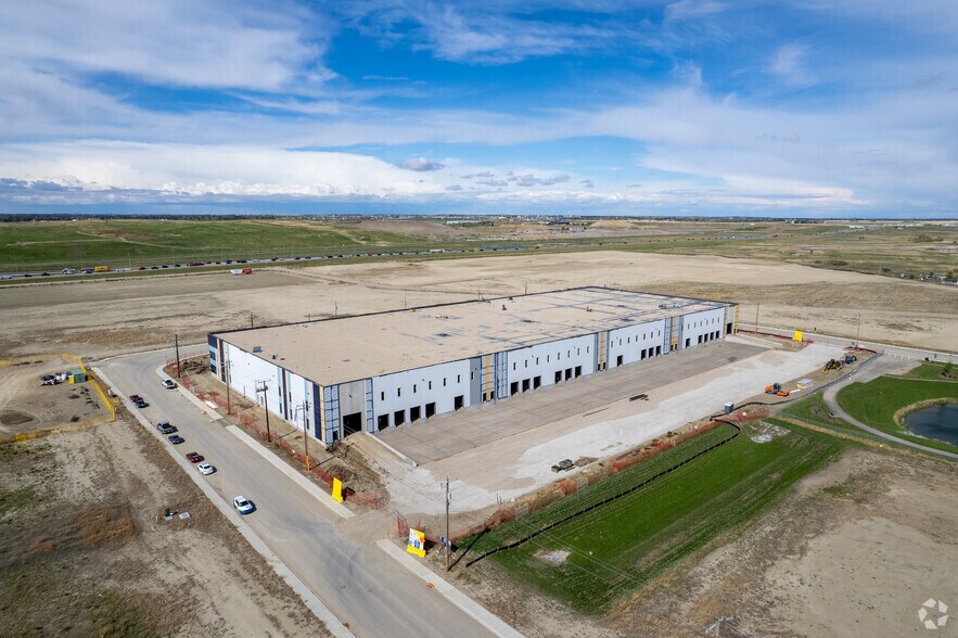 5555 47 Av SE, Calgary, AB à louer - Aérien - Image 2 de 5