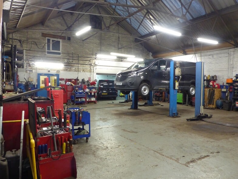 246A Perth St W, Hull for sale - Interior Photo - Image 3 of 5