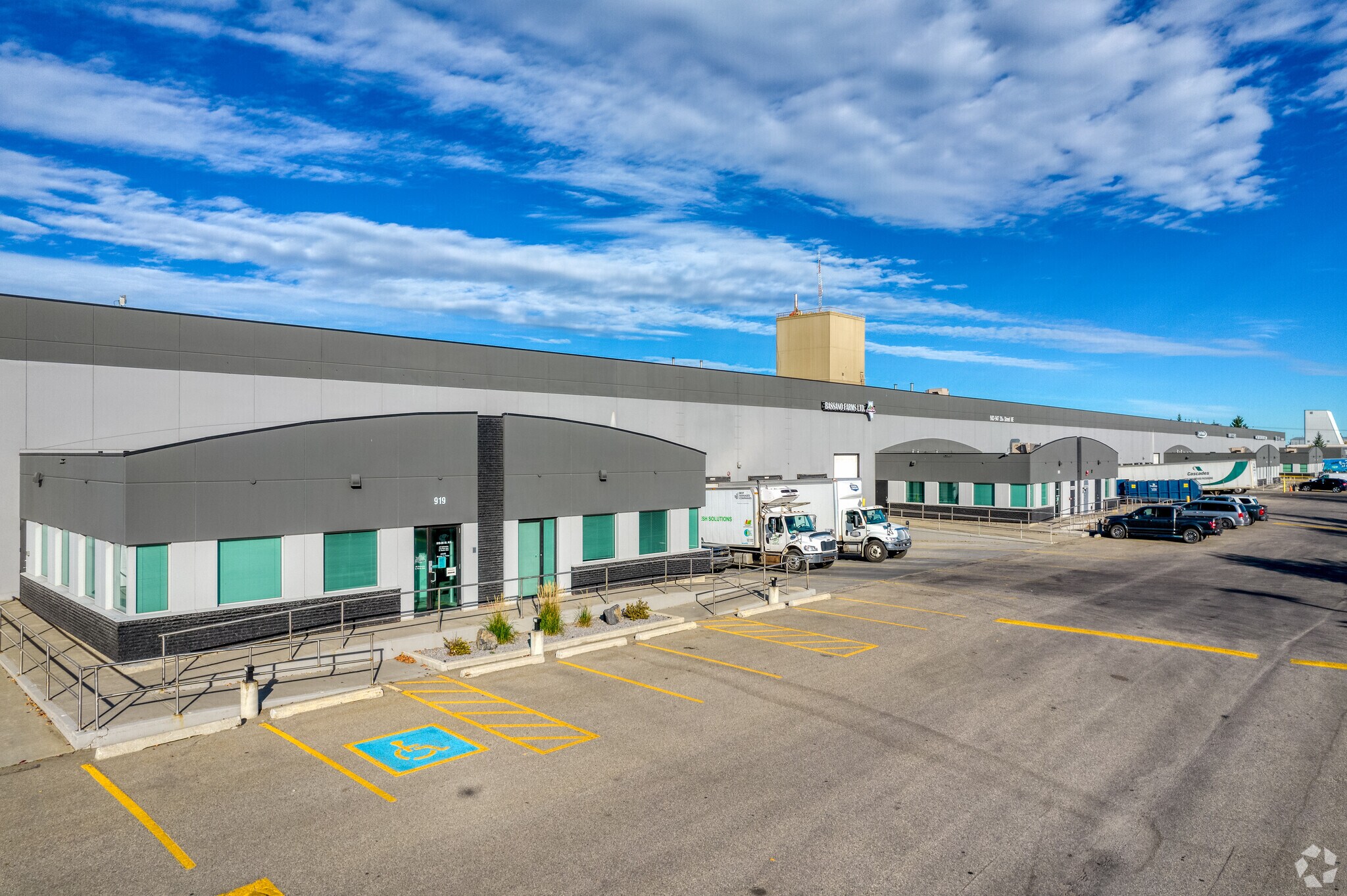 903-947 28 St NE, Calgary, AB for sale Primary Photo- Image 1 of 1