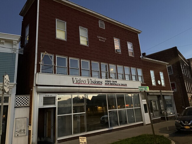 Plus de détails pour 1 Hudson Ave, Chatham, NY - Commerce de détail à louer