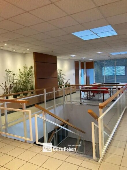 6 Rue Du Dauphiné, Vaulx-en-Velin for lease - Interior Photo - Image 2 of 6