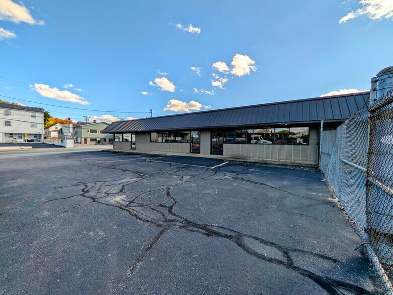 1122 Charles St, North Providence, RI à vendre - Photo du bâtiment - Image 2 de 14