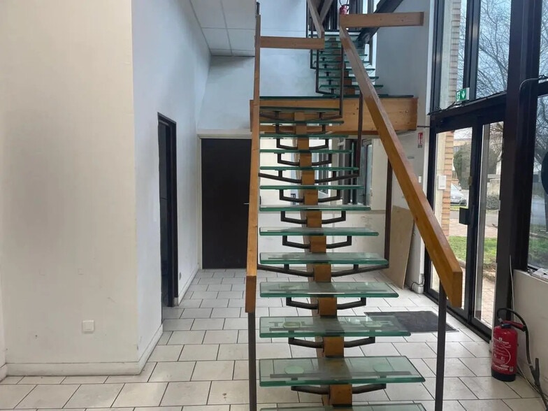 Industrial in Le Thillay for lease - Building Photo - Image 3 of 16