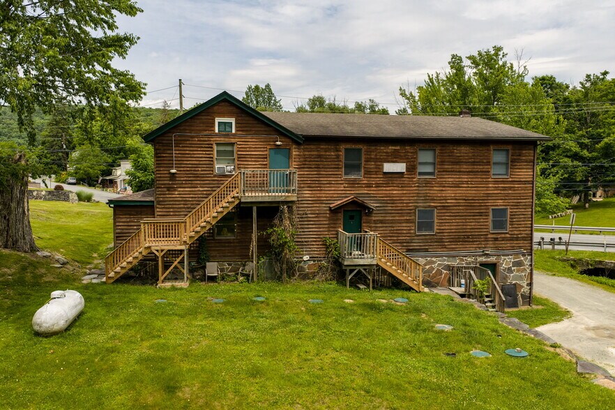 696 PA-590, Lackawaxen, PA à vendre - Photo du bâtiment - Image 3 de 43