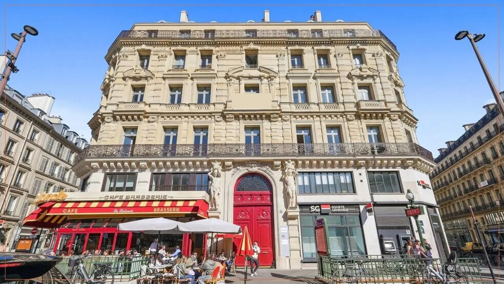 2 Place D'Estienne D'Orves, Paris à louer - Photo du bâtiment - Image 1 de 9