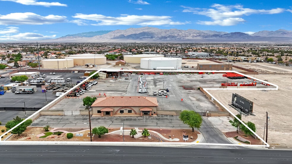 2222 W Cheyenne Ave, North Las Vegas, NV for lease - Primary Photo - Image 1 of 16