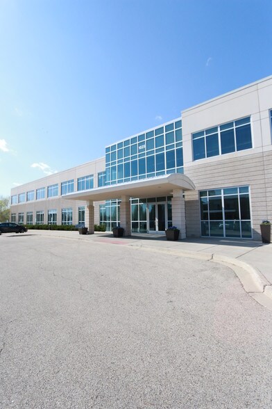 1025 Red Oak Ln, Lindenhurst, IL à louer - Photo du bâtiment - Image 2 de 6