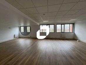 Office in Voisins-le-Bretonneux for sale Interior Photo- Image 2 of 10