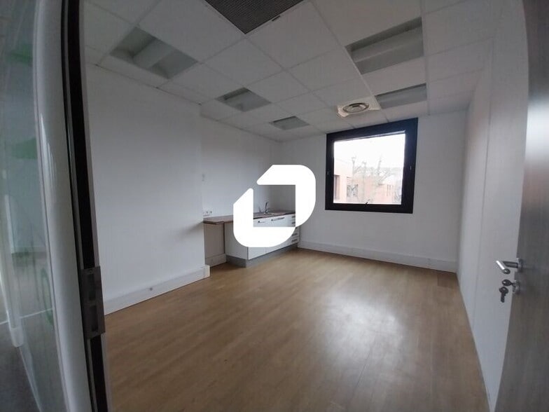 Office in Montigny-le-Bretonneux for lease - Interior Photo - Image 2 of 4
