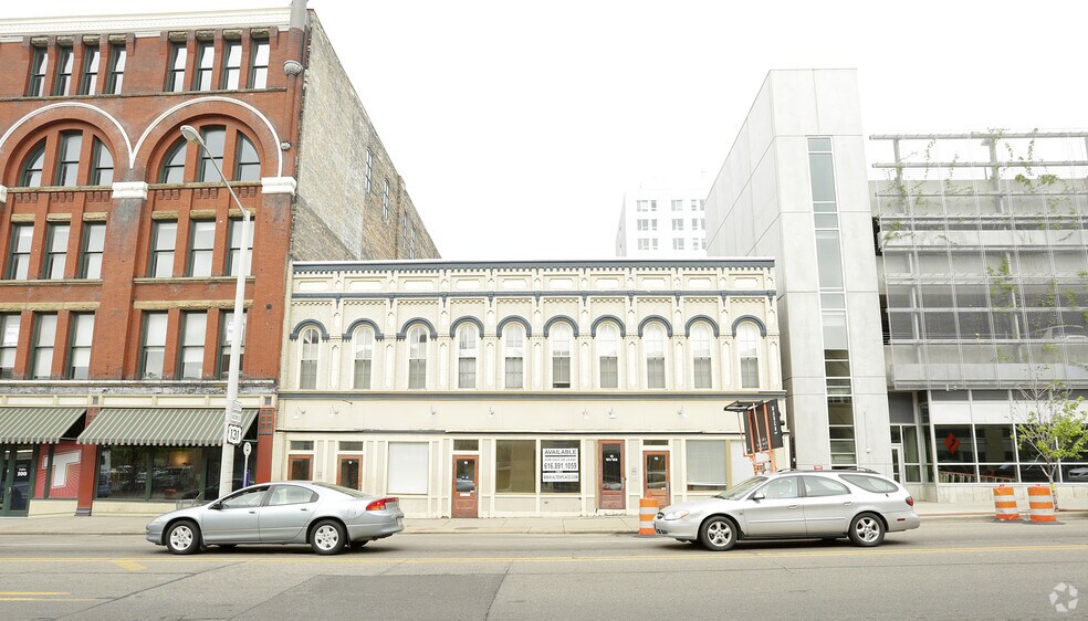 13-17 S Division Ave, Grand Rapids, MI à louer - Photo du bâtiment - Image 2 de 5