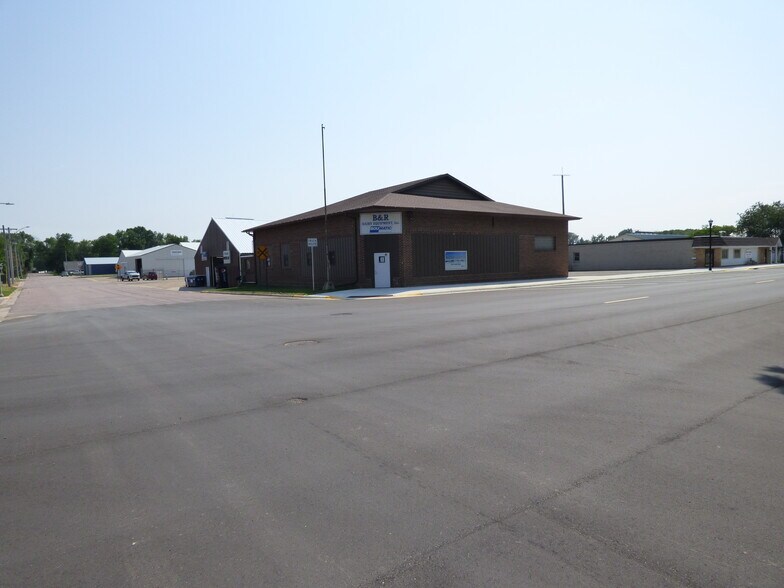 106 N Renville St, Winthrop, MN à vendre - Photo du bâtiment - Image 2 de 13
