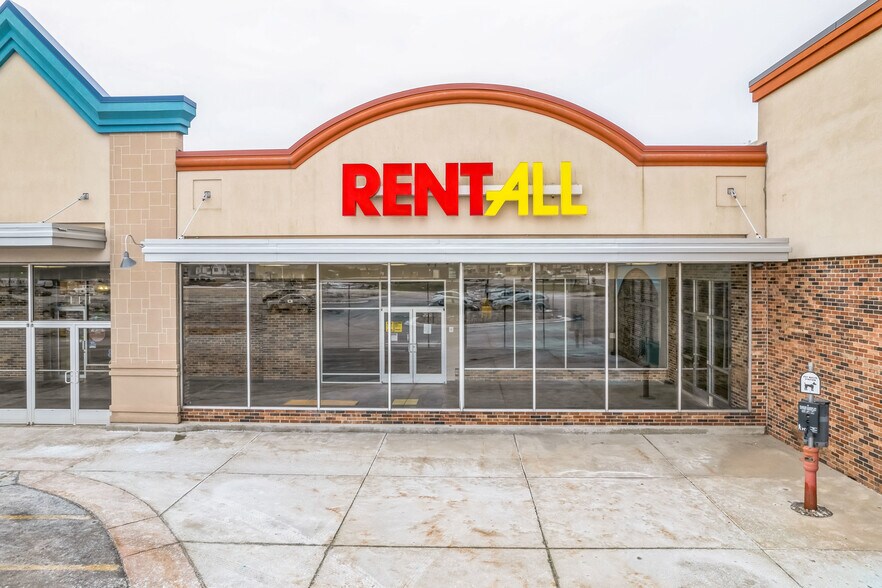 1319-1335 8th Ave, Menominee, MI for lease - Building Photo - Image 1 of 3