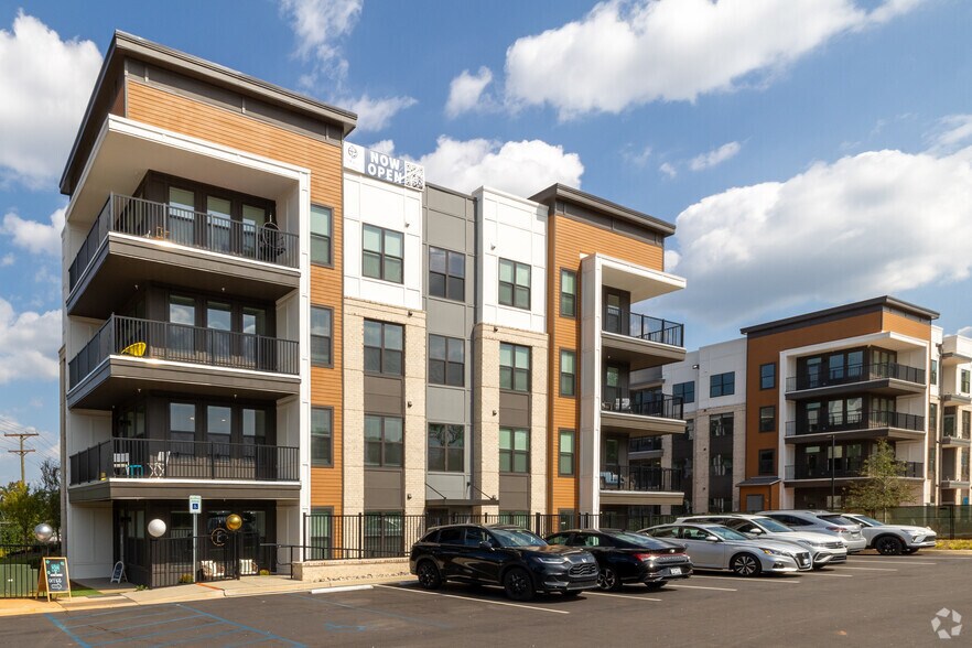 2702 Pelham Rd, Greenville, SC à louer - Photo du bâtiment - Image 2 de 11