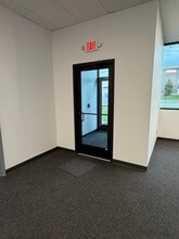 120 Commerce Rd, Carlstadt, NJ à louer Photo intérieure- Image 2 de 19