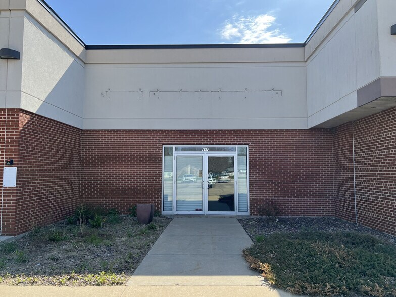 605-619 S Main St, De Forest, WI à louer - Photo du bâtiment - Image 1 de 7