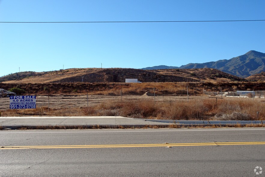 12705 Temescal Canyon Rd, Corona, CA à vendre - Photo du bâtiment - Image 2 de 8