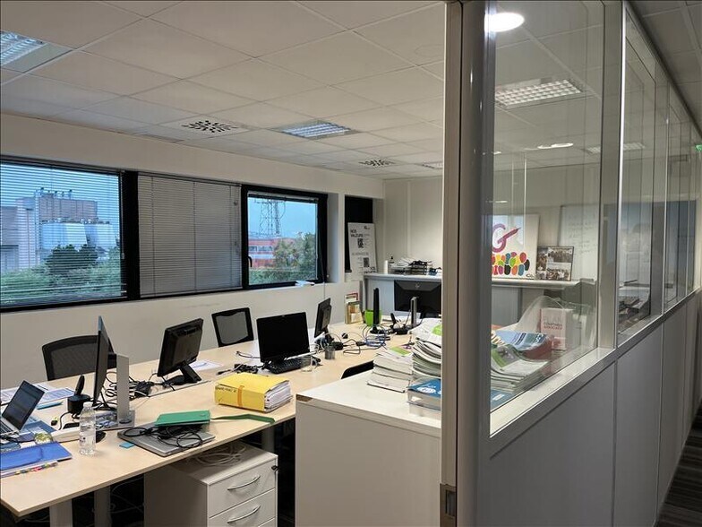Retail in Artigues-près-Bordeaux for lease - Interior Photo - Image 1 of 7