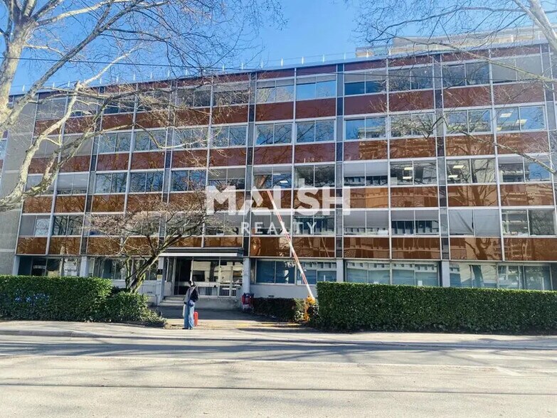 Bureau dans Villeurbanne à louer - Photo du bâtiment - Image 2 de 15