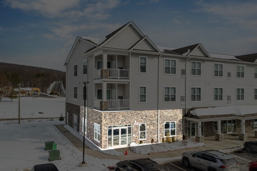 244 Sand Springs Dr, Drums, PA à louer - Photo principale - Image 1 de 7