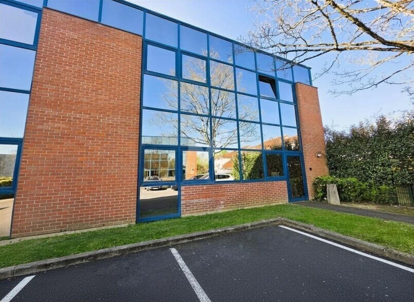 Office in Savigny-le-Temple for lease - Building Photo - Image 2 of 11