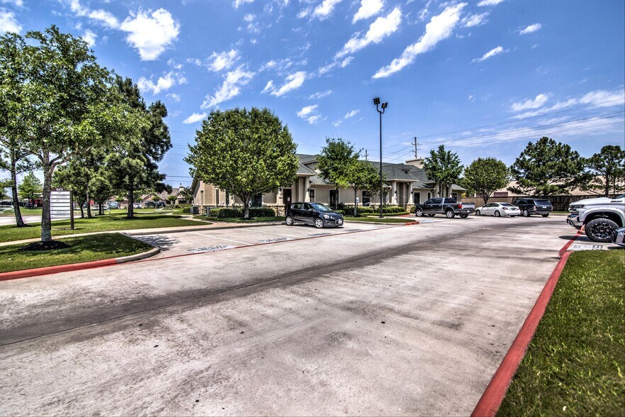11601 Spring-cypress Rd, Tomball, TX à louer - Photo du bâtiment - Image 2 de 23