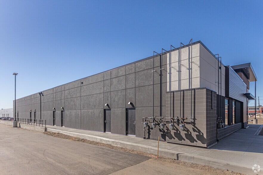 5745 50 St NW, Edmonton, AB à vendre - Photo du bâtiment - Image 3 de 7