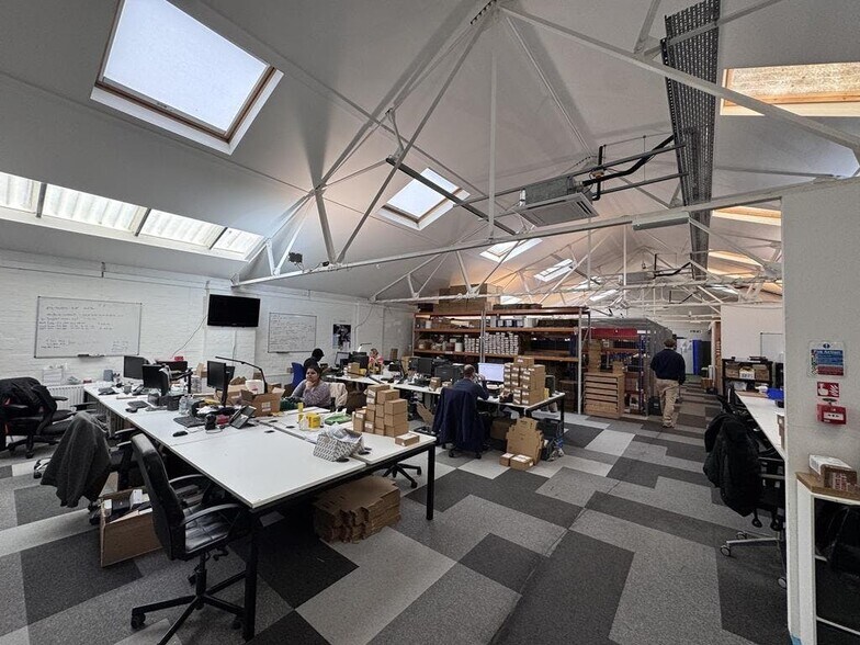 188-192 Sutton Court Rd, Londres à louer - Photo du bâtiment - Image 2 de 12