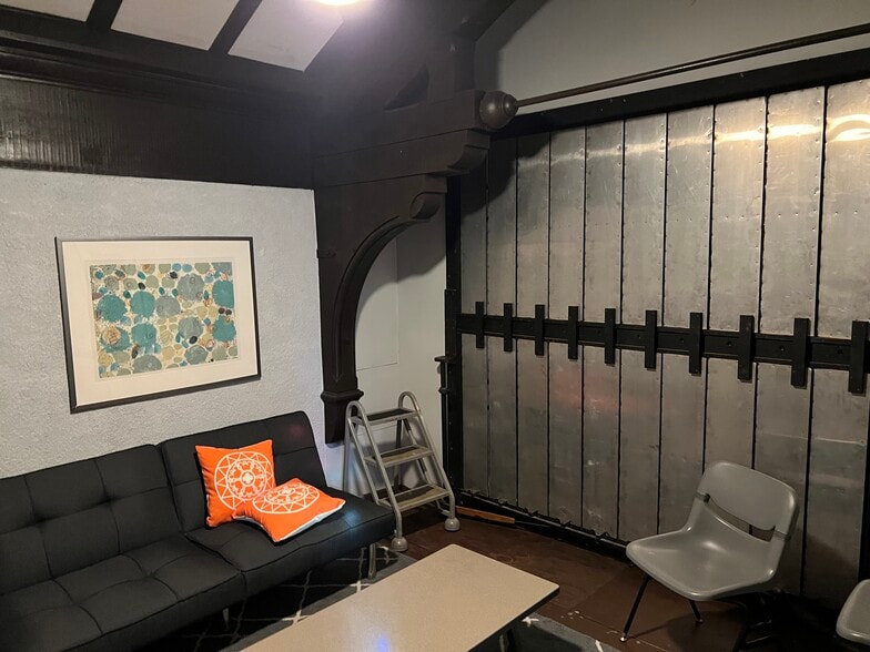 420 W 19th St, Costa Mesa, CA for lease - Building Photo - Image 2 of 3