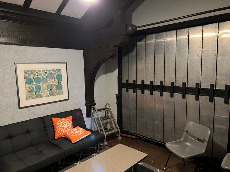 420 W 19th St, Costa Mesa, CA à louer - Photo du bâtiment - Image 2 de 3