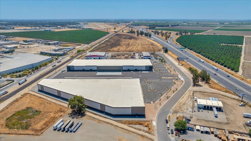 30199 Bradham Dr, Visalia, CA à louer - Photo du bâtiment - Image 3 de 11