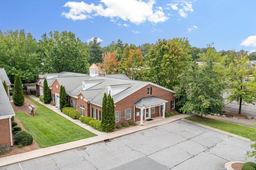 7.75% CAP · NC-Licensed Endoscopy Center portfolio of 2 properties for sale on LoopNet.ca - Building Photo - Image 3 of 11
