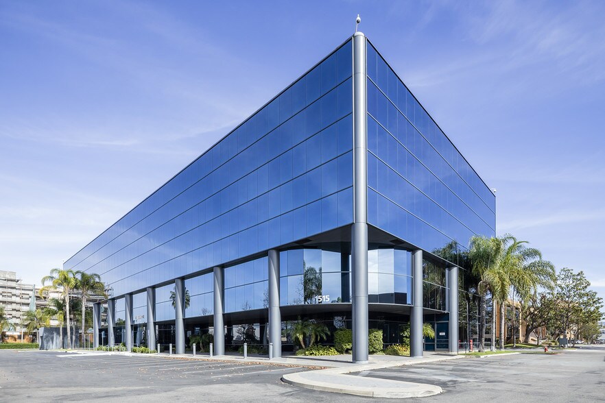 1515 E Orangewood Ave, Anaheim, CA à louer - Photo du bâtiment - Image 1 de 5