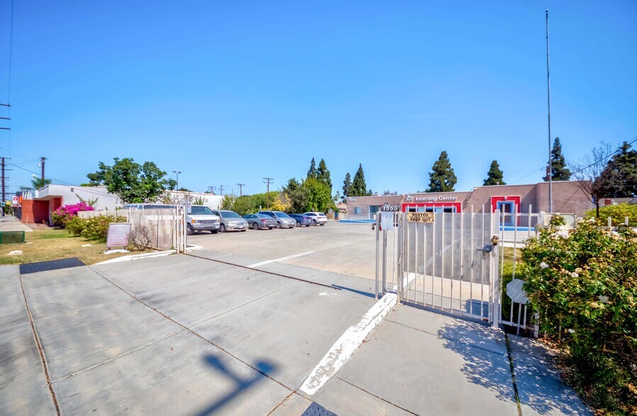 1555 W Commonwealth Ave, Fullerton, CA à louer - Photo du bâtiment - Image 2 de 80
