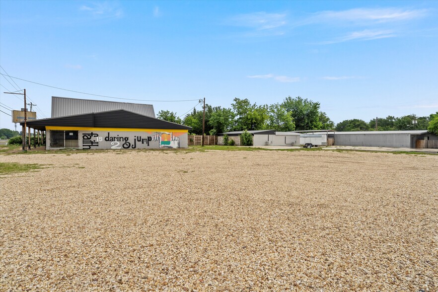 203 N Lacy Dr, Waco, TX for lease - Building Photo - Image 3 of 8