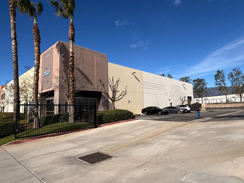 15060 Hilton Dr, Fontana, CA à vendre - Photo du bâtiment - Image 2 de 7