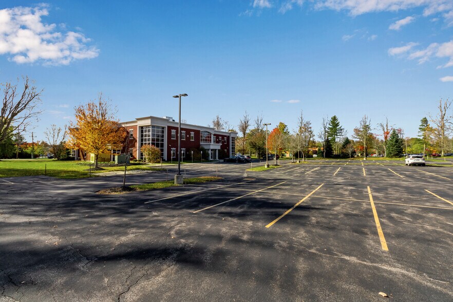 23 Cobham Dr, Orchard Park, NY à louer - Photo du bâtiment - Image 3 de 26